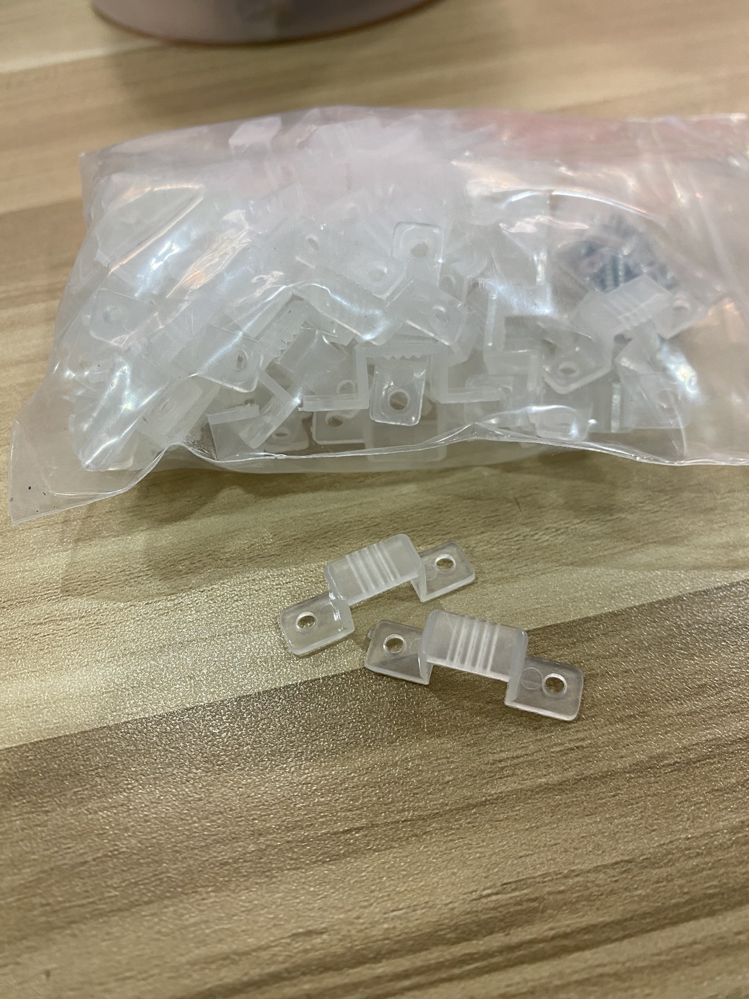 คลิปล๊อคยึดไฟเส้น