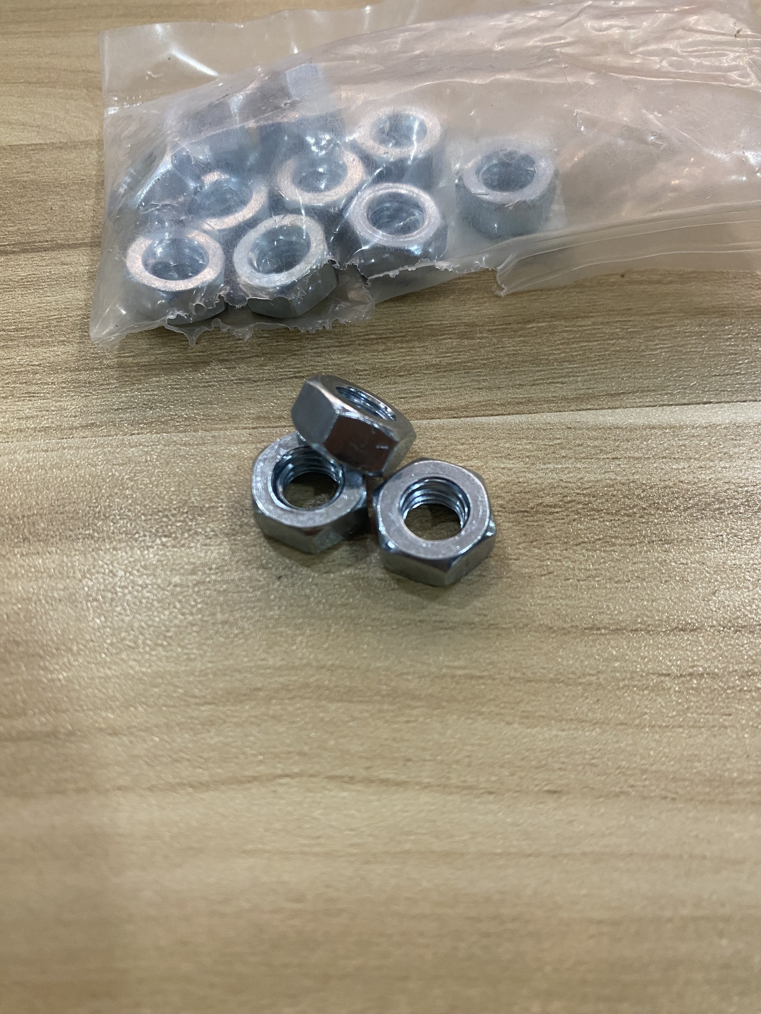 น๊อตตัวเมียชุบขาว 5-16