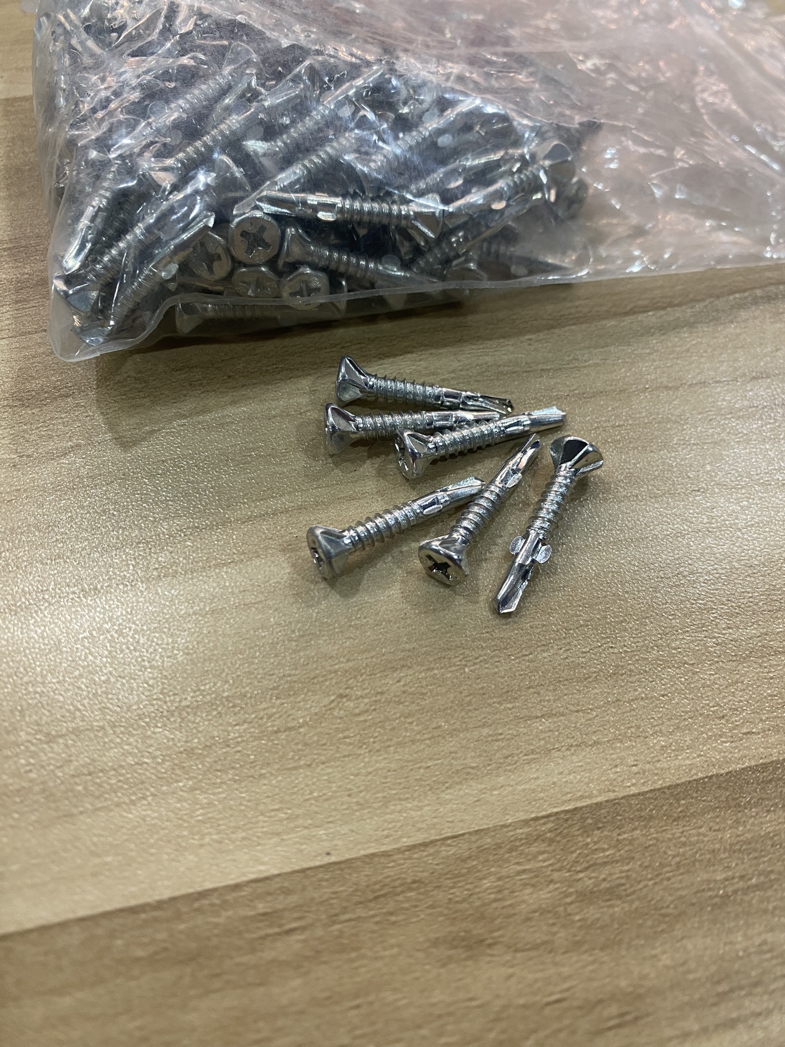 สกรูปลายสว่านมีปีก