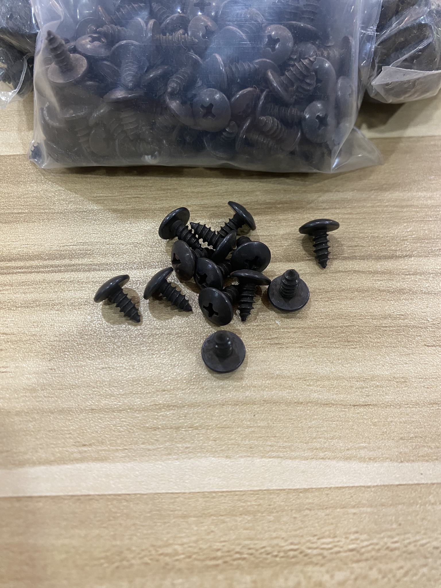 สกรูเกลียวปล่อย สีดำ ขนาดเล็ก